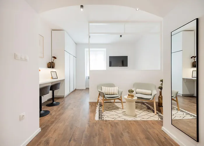 No 9 - 3 Suites, 3 Private Bathrooms And Parking *