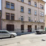 No 9 - 3 Suites, 3 Private Bathrooms And Parking *
