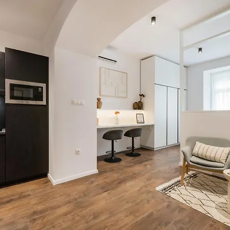 No 9 - 3 Suites, 3 Private Bathrooms&parking Apartment Budapest