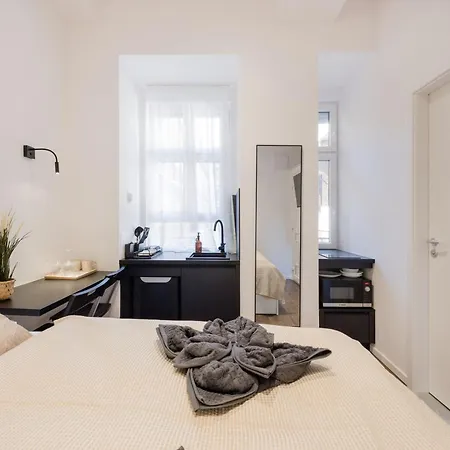 Apartment No 9 - 3 Suites, 3 Private Bathrooms&parking Budapest