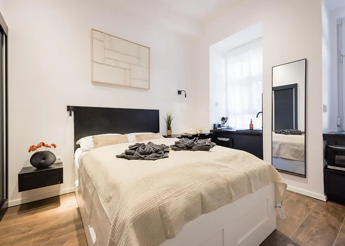 No 9 - 3 Suites, 3 Private Bathrooms And Parking *