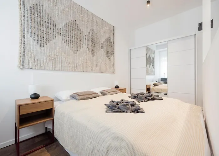 No 9 - 3 Suites, 3 Private Bathrooms And Parking