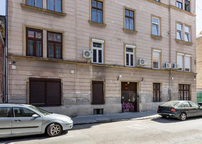 No 9 - 3 Suites, 3 Private Bathrooms&parking *